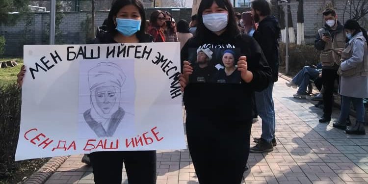 Ошто аялдарга карата зомбулукка каршы, алардын саясаттагы орду боюнча жөө жүрүш өттү