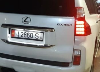 Эреже бузганы үчүн токтотулган унаанын номери жасалма болуп чыкты