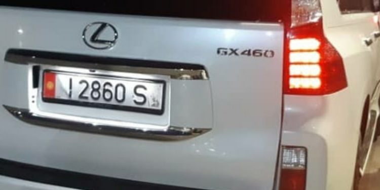 Эреже бузганы үчүн токтотулган унаанын номери жасалма болуп чыкты