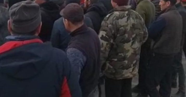 Жумгалда эл нааразычылык акциясына чыгып жолду тосуп салышты. Видео
