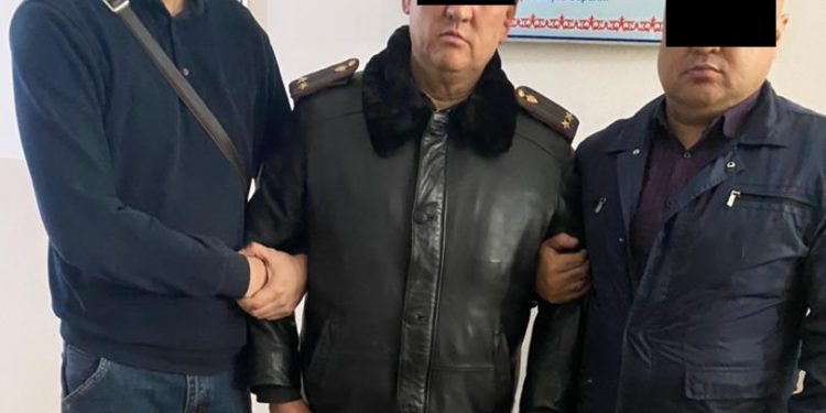 «7 миң сомго чейин акча алып турган». Ош шаардык милиция бөлүмүнүн башчысы кармалды