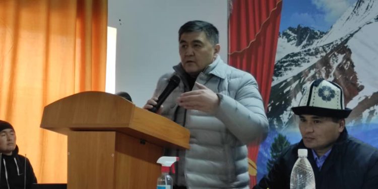 УКМКнын төрагасы Камчыбек Ташиев Самаркандек айылынын тургундары менен жолукту. Сүрөт