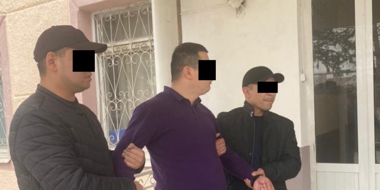 12 миң сом пара алып жаткан жеринен Ноокен РИИБдин тергөөчүсү кармалды