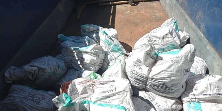 Баткенде мыйзамсыз ташылып келаткан 2 тонна мандарин кармалды