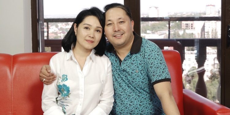 Съездбек Искеналиев: “Жубайымды элдин аялдарындай блогер кыла албай койдум”