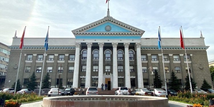 Алгачкы жыйынтыктар боюнча Бишкек шаардык кеңешине кайсы партиялар өттү?