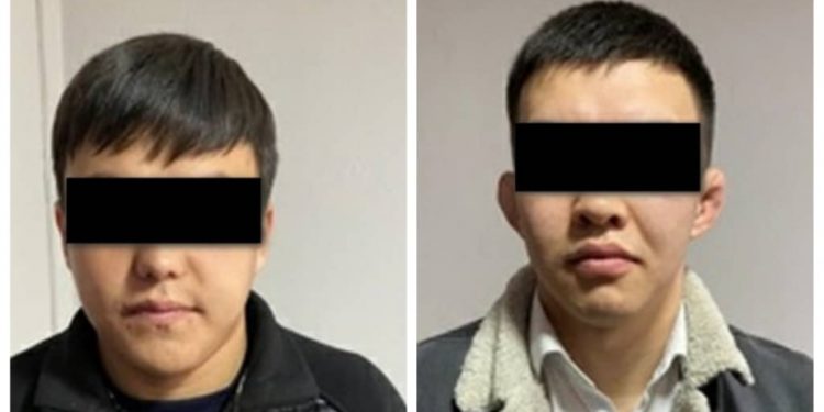 «2 миң доллар карызмын деп тил кат жаздырууга мажбурлашкан». Бишкекте каракчылыкка шектелген 2 жигит кармалды