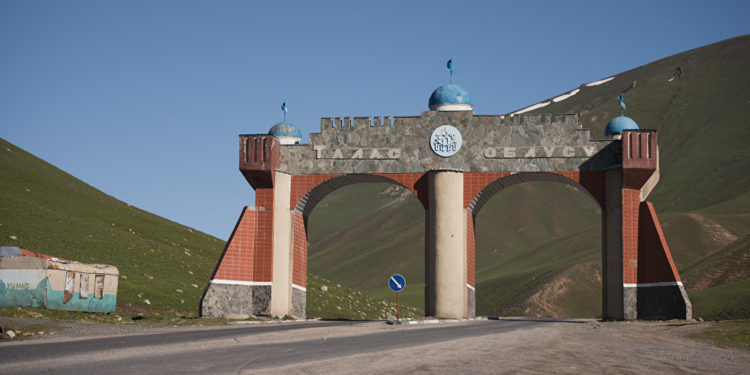 Таласта ата-энесинен ажыраган 3 өспүрүм жер тилкесине ээ болду