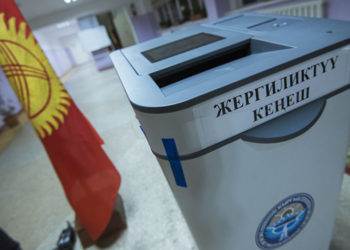 Бишкекте 23 жаштагы кыз шайлоо бюллетенин сүрөткө тартып алган