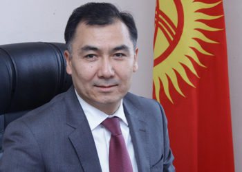 Таң эрте УКМКнын кызматкерлери тарабынан Равшан Жээнбековдун үйүндө тинтүү жүргүзүлдү