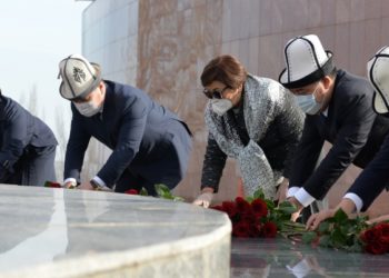 Садыр Жапаров Апрель революциясынын баатырларын эскерди. Ал «Ата-Бейитке» кимдер менен барды?