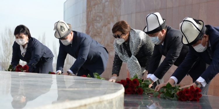 Садыр Жапаров Апрель революциясынын баатырларын эскерди. Ал «Ата-Бейитке» кимдер менен барды?