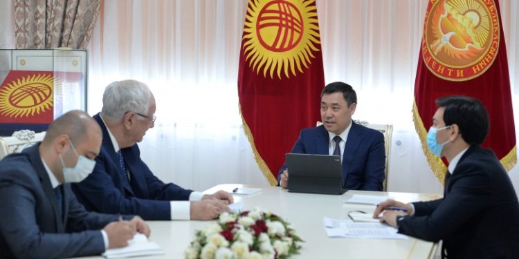 Садыр Жапаров Азербайжандын Кыргызстандагы элчисин кабыл алды
