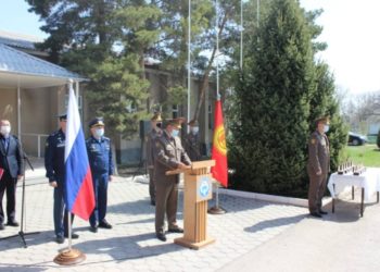 Орусиянын 11 аскер кызматчысы президенттин энчилүү сааттары менен сыйланышты