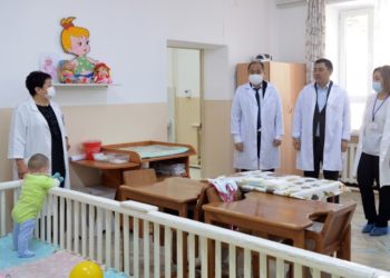 Садыр Жапаров балдарды коргоо чөйрөсүндөгү реформалар менен таанышты