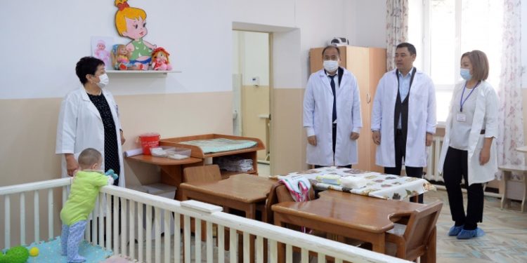 Садыр Жапаров балдарды коргоо чөйрөсүндөгү реформалар менен таанышты