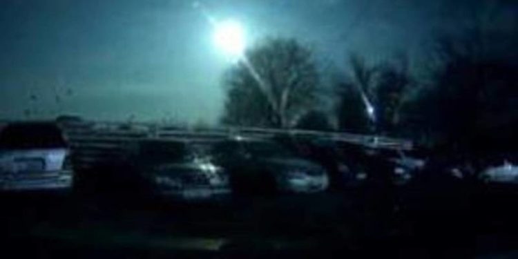 Бишкекте түнү асмандан ак жарык көрүндү (видео)