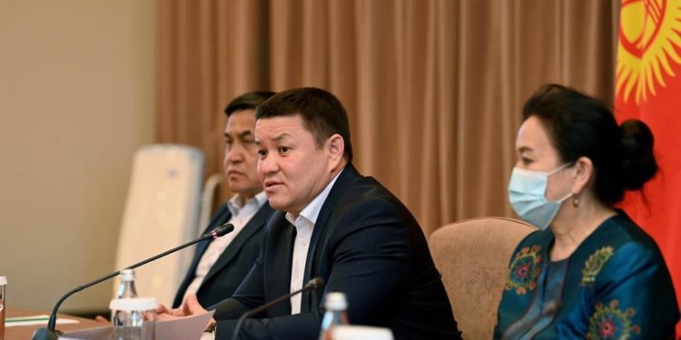 Талант Мамытов Санкт-Петербург шаарында жашаган мекендештер менен жолукту