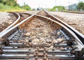 Кеминде 4 жаштагы бала поезд астында калып, чарчап калды