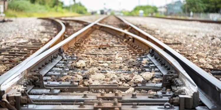 Кеминде 4 жаштагы бала поезд астында калып, чарчап калды