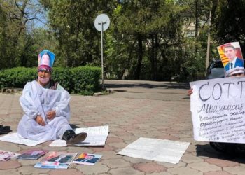 Өкмөт үйүнүн алдына 2 аял митингге чыкты