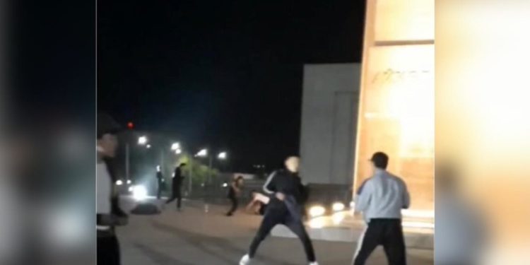 Түндө «Ала-Тоо» аянтында массалык мушташ чыкты. 21 жаштагы жигит ооруканада