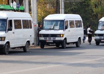 Жүргүнчүлөр айдоочулардан 2 сомдон беткап сатып ала алат