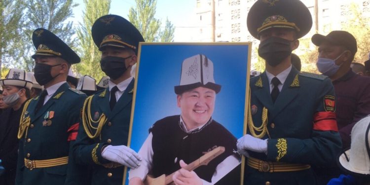 Төкмө акын Элмирбек Иманалиевдин каза болгонуна бир жыл болду