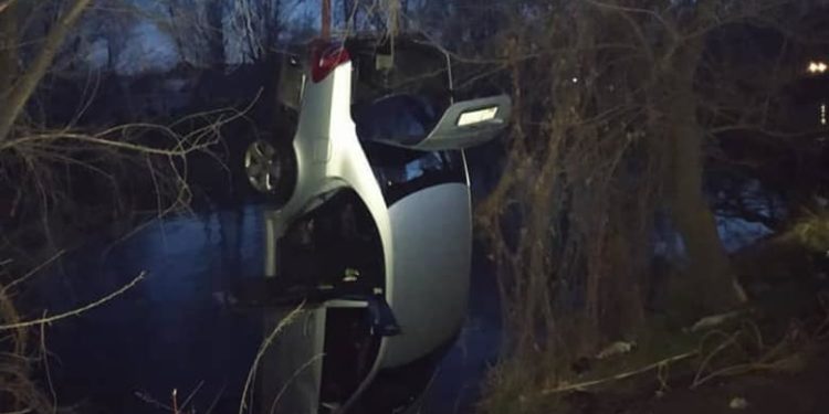 Бакай-Ата конушундагы Чоң Чүй каналына жеңил унаа түшүп кеткен (сүрөт)