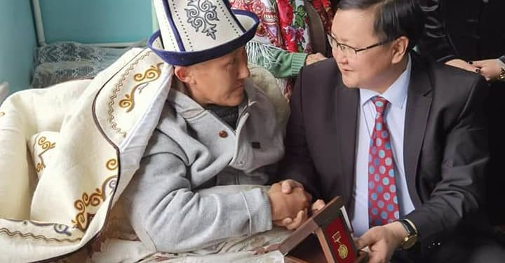 Малик Аликеевге Кыргыз Республикасынын эмгек сиңирген артисти мамлекеттик сыйлыгы тапшырылды