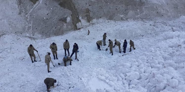 Алайда кар көчкү алдында калган өспүрүмдү издөө иштери кайрадан улантылууда