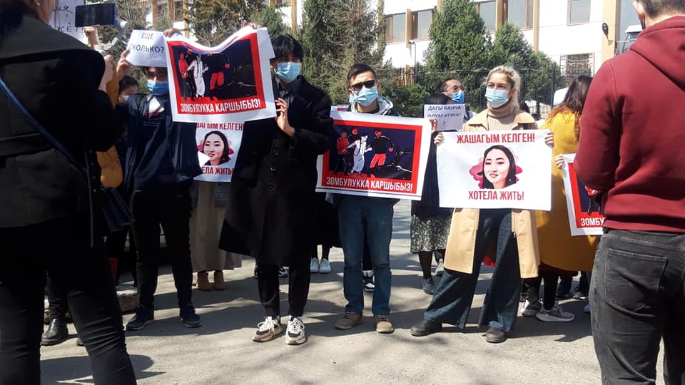 Заехал на митинг феминисток. Митинг феминисток в Бишкеке. Бишкек митинг против Путина. Айзады Канатбековой. Кыргызстан жильцы девочки.
