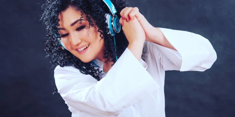 “Ар ким өзү издениш керек, даяр нерсеге көнгөн дурус эмес”. Кенже Дүйшеева жаңы чыгарма жаздырды