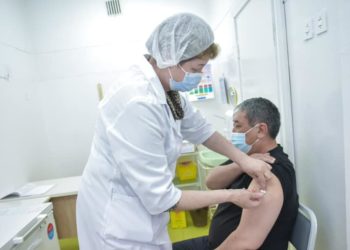 Бишкек мэринин милдетин аткаруучу Бактыбек Кудайбергенов коронавируска каршы эмдөөдөн өттү