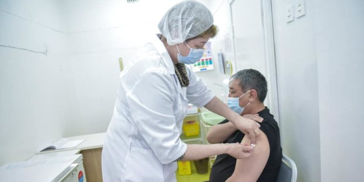 Бишкек мэринин милдетин аткаруучу Бактыбек Кудайбергенов коронавируска каршы эмдөөдөн өттү