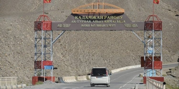 Баткенде мас абалында көпүрөдөн кулап кеткен жаран куткарылды