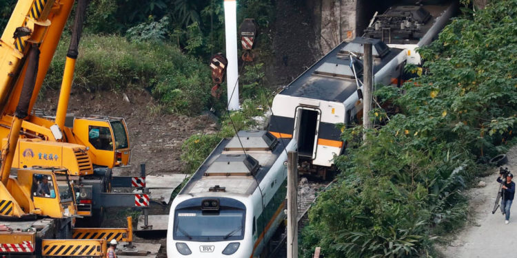 Тайвань темир жол кырсыгында набыт болгондордун азасын күтүүдө