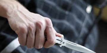 Дүкөнгө ууруга кирген киши жумушчуну бычак менен сайып салган