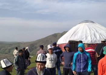 Кара-Сууда жердин Өзбекстанга берилишине каршы болгон митингчилер боз үй тигишти