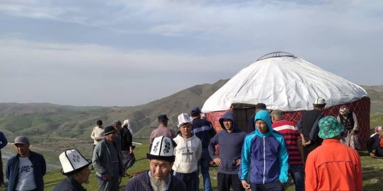 Кара-Сууда жердин Өзбекстанга берилишине каршы болгон митингчилер боз үй тигишти