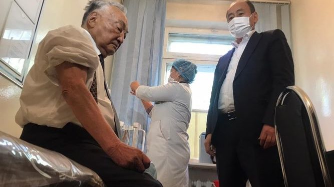 93 жаштагы хирург Мамбет Мамакеев «Sputnik V» вакцинасы менен эмдөөдөн өттү