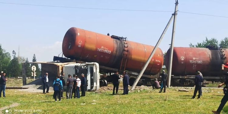 Жалал-Абадда поезд менен жүк ташуучу унаа сүзүштү