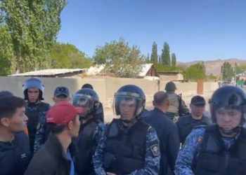 Чек арадагы чыр. Айыл тургундары бийликтен элге курал берүүнү талап кылышууда