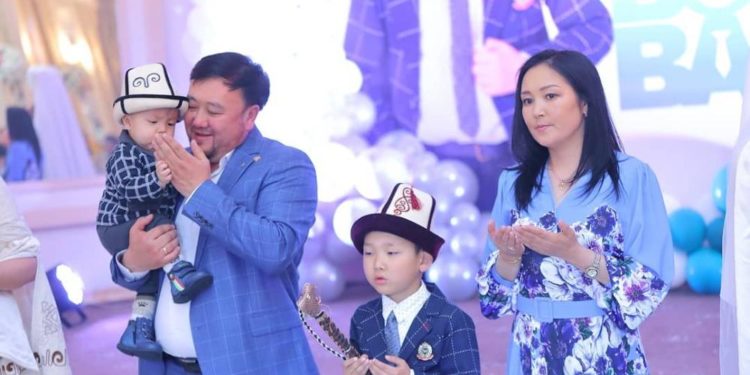 Бешик той жана сүннөт той. Токтобек Асаналиев уулдарына той берип, элден бата алды