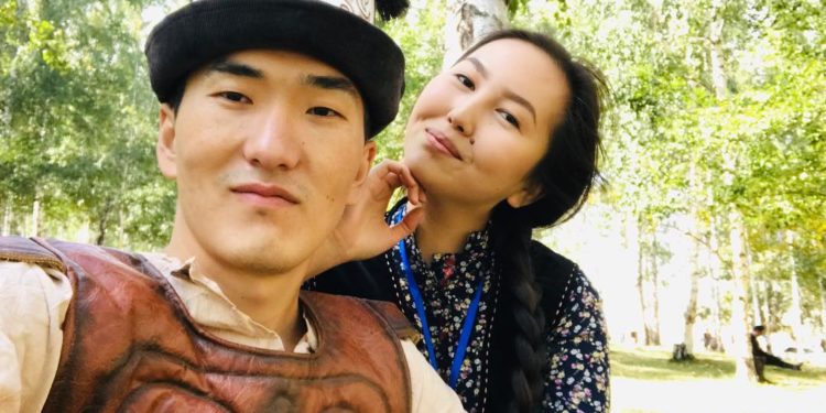 Ырчы Гүлзат Байзакованын уулу кесиптешинин колун сурады