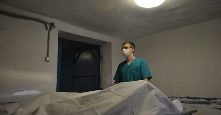 Баткендик эне уулун 5 жыл издеген. Аны Москвада көмүп коюшканы аныкталды