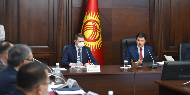 «Карапайым эл өзгөрүүлөрдү сезүүсү керек». Өкмөт башчы жазгы-талаа жумуштары боюнча кеңешме өткөрдү