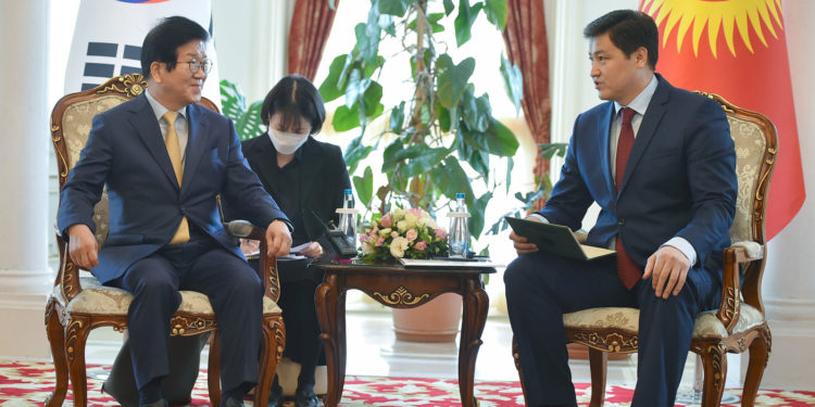 «Корея Кыргыз Республикасын жаңы саясий реформалар үчүн ачык өлкө деп санайт». Улукбек Марипов Пак Бён Сок менен жолукту