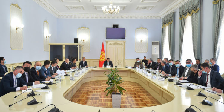 «Мени сынга алгандар болууда». УКМКнын төрагасы чек ара маселеси боюнча өкмөттүк комиссиянын кеңешмесин өткөрдү