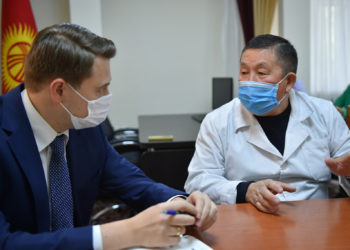 Биринчи вице-премьер митингге чыккан ак халатчандар менен жолукту